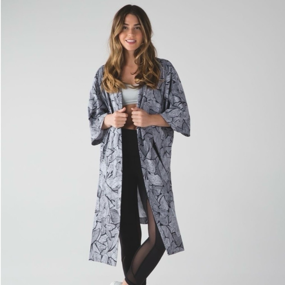 Lululemon Yoga Haven Kimono
Dottie Tribe White Black Size 4